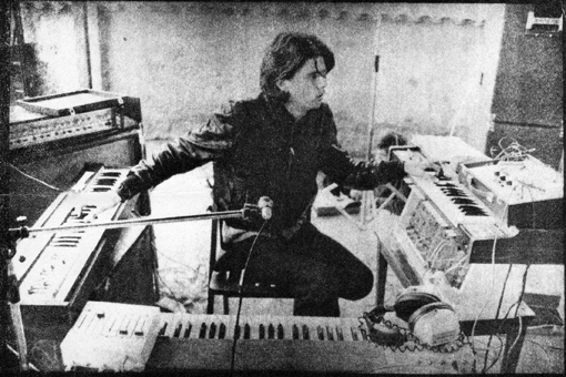 Jordi G en Torelló 1977 Mano izq, Sintetizador Farfisa – Abajo, Audiogenerador Duy – Mano dcha, Órgano cuerdas Elka – En frente piano eléctrico