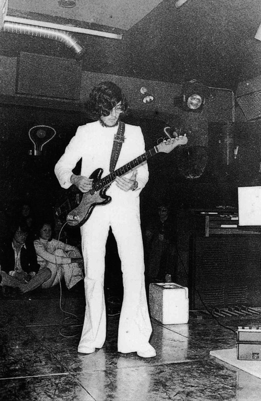 YETI Oct'75 Albert con Guitarra Framus