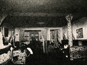 Fotografia de l'interror del bar London, Barcelona. Autoria a qui correspongui.