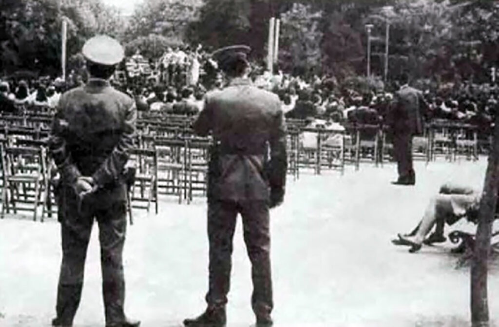Policia Armada, els grisos, vigilant l'escenari del Parc de la Ciutadella en un festival d'Als 4 Vents.
